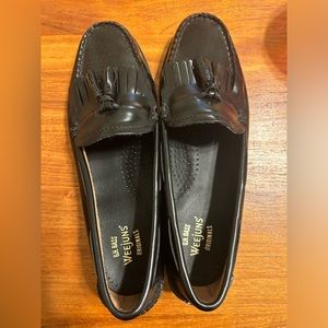 Worn only once! Weejuns Gh Bass Women’s Black Loafers with Tussles size 8
